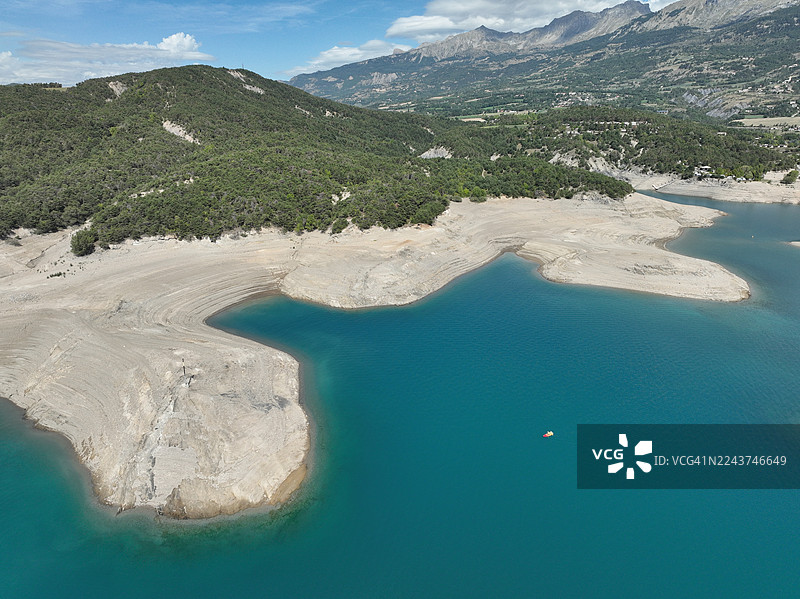 普吕涅尔，塞雷-蓬松湖迪朗斯河段，湖泊排干，圣米歇尔小岛上的12世纪圣米歇尔教堂，上阿尔卑斯省，法国图片素材