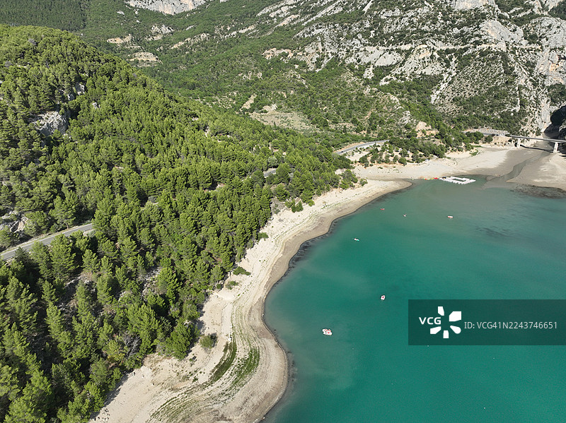 2022年干旱期间塞雷-蓬松湖水位下降，法国上阿尔卑斯省图片素材