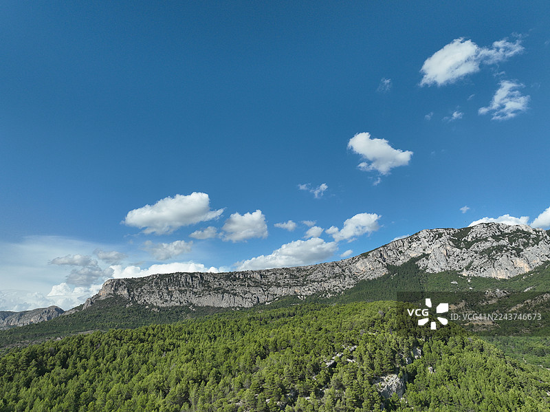 2022年法国上阿尔卑斯省塞雷-蓬松湖干旱导致水位下降图片素材