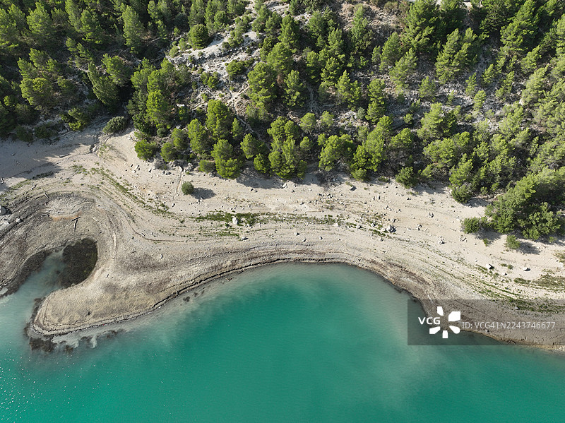 2022年法国上阿尔卑斯省塞雷-蓬松湖干旱导致水位下降图片素材