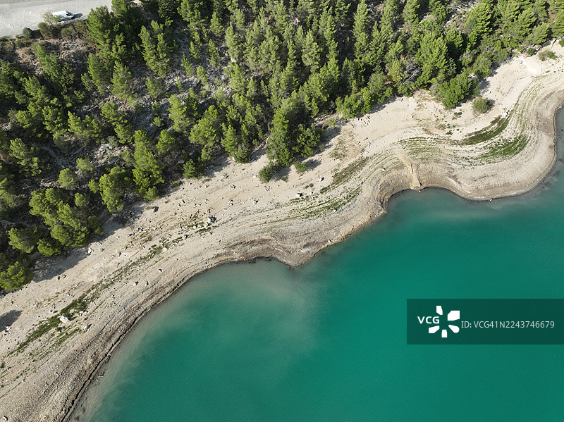 2022年法国上阿尔卑斯省塞雷-蓬松湖干旱导致水位下降图片素材