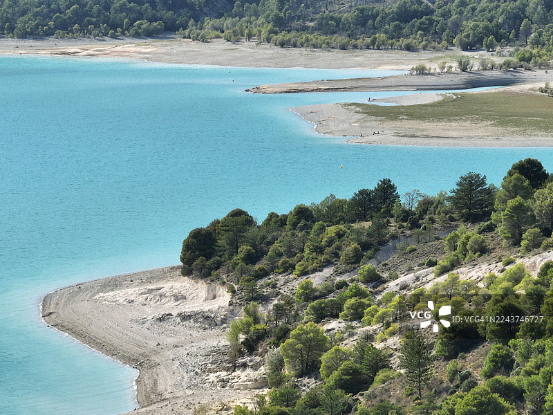 2022年干旱期间，法国瓦尔省韦尔东地区自然公园圣十字湖水位下降图片素材