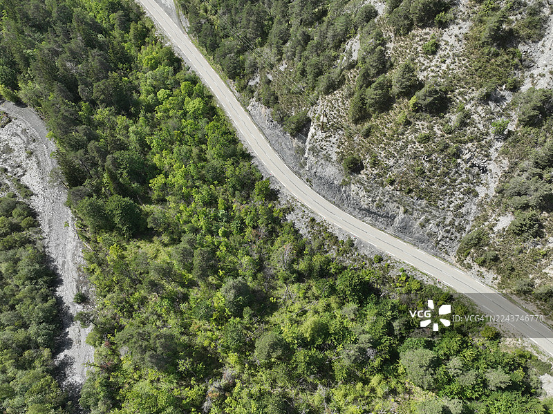 法国上普罗旺斯阿尔卑斯省，塞雷-蓬松湖以南，勒韦尔内附近的山口风光图片素材