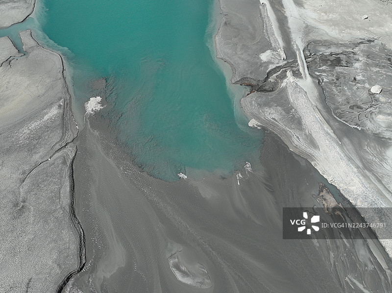 2022年干旱导致法国上阿尔卑斯省塞雷-蓬松湖水位下降图片素材