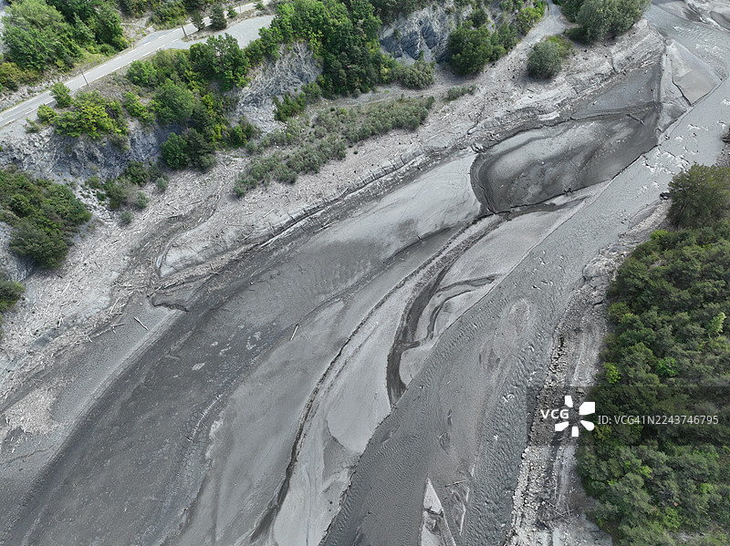2022年法国上阿尔卑斯省塞雷-蓬松湖干旱导致水位下降图片素材