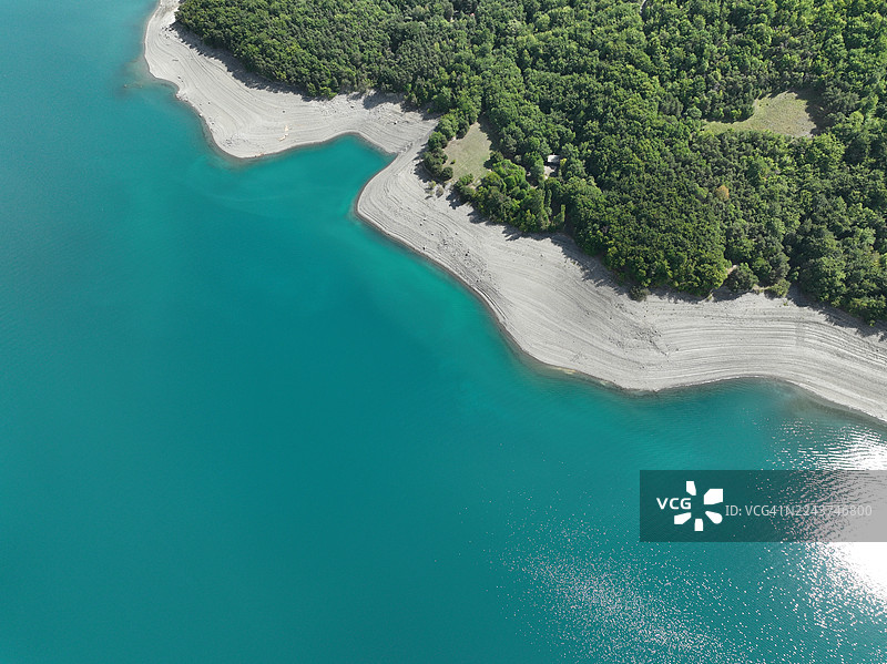 法国上阿尔卑斯省蓬蒂斯，朝向索兹迪拉克方向的塞勒蓬松湖图片素材