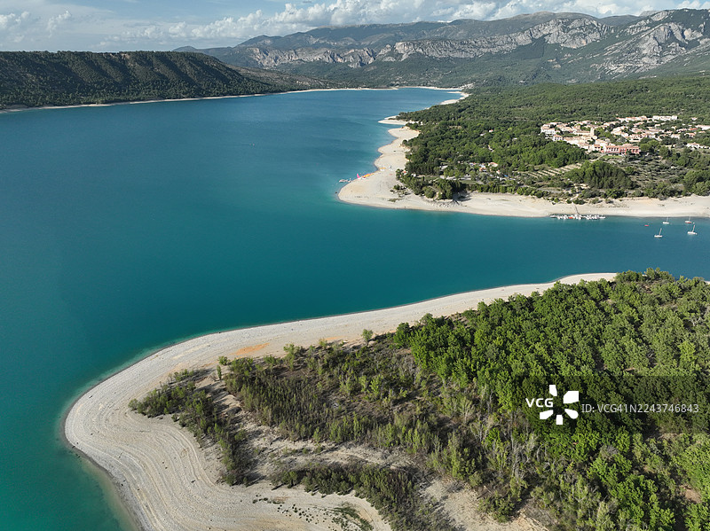 2022年旱灾期间,沃州韦尔东地区自然公园圣十字湖(Sainte Croix)干涸湖床和勒萨勒苏尔韦尔东(Les Salles-sur-Verdon)村庄的低水位图片素材