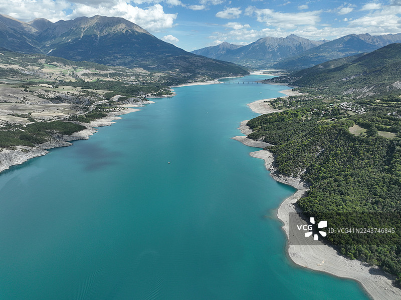 法国上阿尔卑斯省，蓬蒂斯湖畔，朝向索兹杜拉克方向的塞尔蓬松湖图片素材