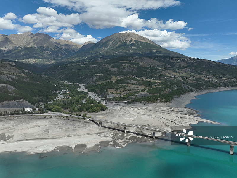 法国上阿尔卑斯省塞雷-蓬松湖和萨维讷-勒拉克桥图片素材