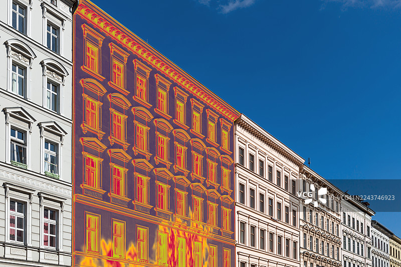 历史住宅建筑的立面，其中一栋呈现红外热成像效果图片素材