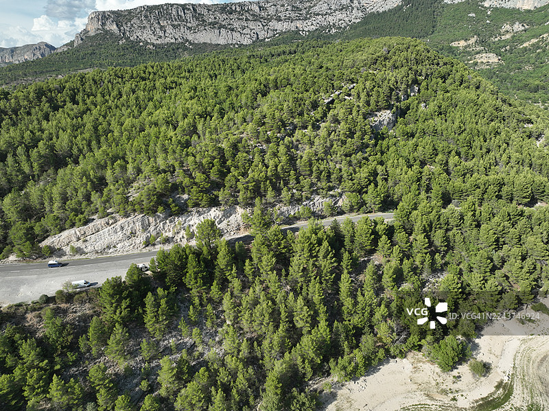 2022年法国上阿尔卑斯省塞雷-蓬松湖因干旱导致水位下降图片素材