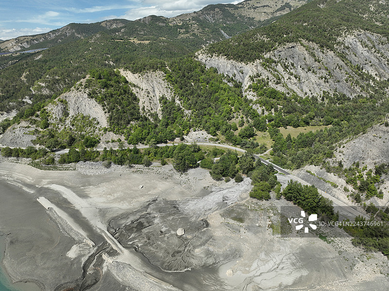 2022年干旱期间塞雷-蓬松湖水位下降，法国上阿尔卑斯省图片素材