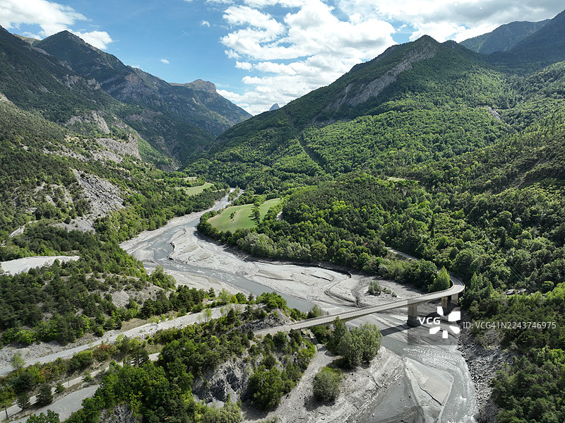 2022年法国上阿尔卑斯省塞雷-庞松湖入口处，乌拜河因干旱而干涸图片素材