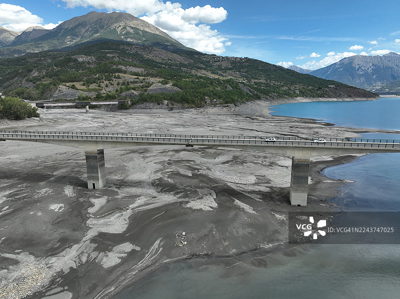 法国上阿尔卑斯省的塞雷-蓬松湖和萨维讷-勒拉克桥图片素材