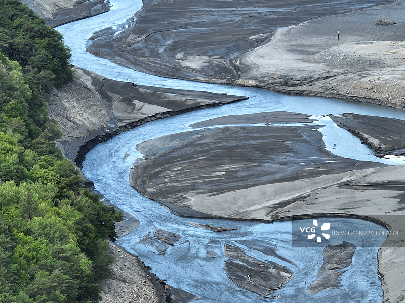 2022年法国上阿尔卑斯省塞雷-庞松湖入口处的乌拜河因干旱而干涸图片素材