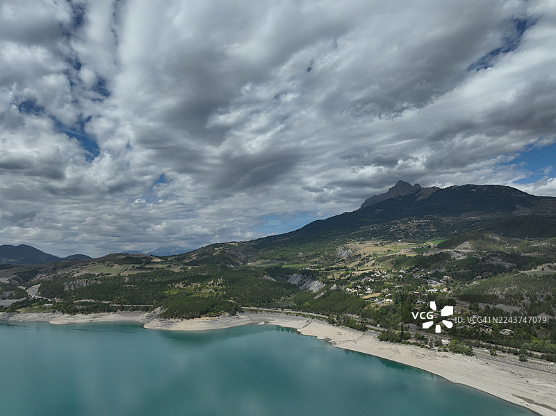 法国上阿尔卑斯省的塞雷-蓬松湖和萨维讷-勒拉克桥图片素材