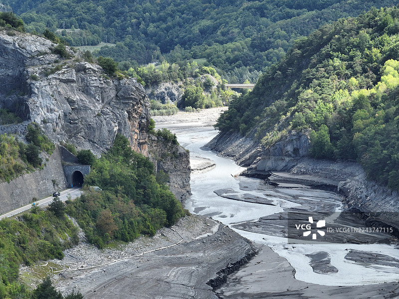 2022年法国上阿尔卑斯省的干旱期间，乌拜河在塞雷-蓬松湖入口处干涸图片素材