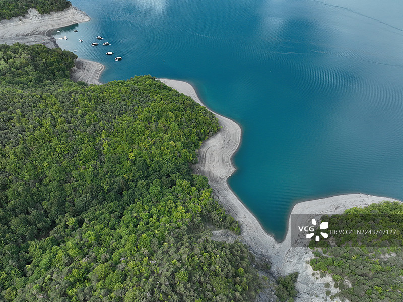 法国上阿尔卑斯省蓬蒂斯，朝向索兹迪拉克方向的塞雷-蓬松湖图片素材