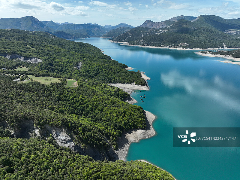 法国上阿尔卑斯省，蓬蒂斯湖畔，朝向索兹杜拉克方向的塞雷-蓬松湖图片素材