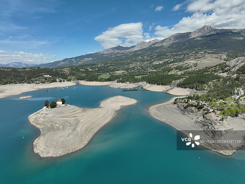 普吕尼耶，塞雷-庞松湖畔的迪朗斯河，湖泊排干，圣米歇尔小岛上的12世纪圣米歇尔教堂，上阿尔卑斯省，法国图片素材