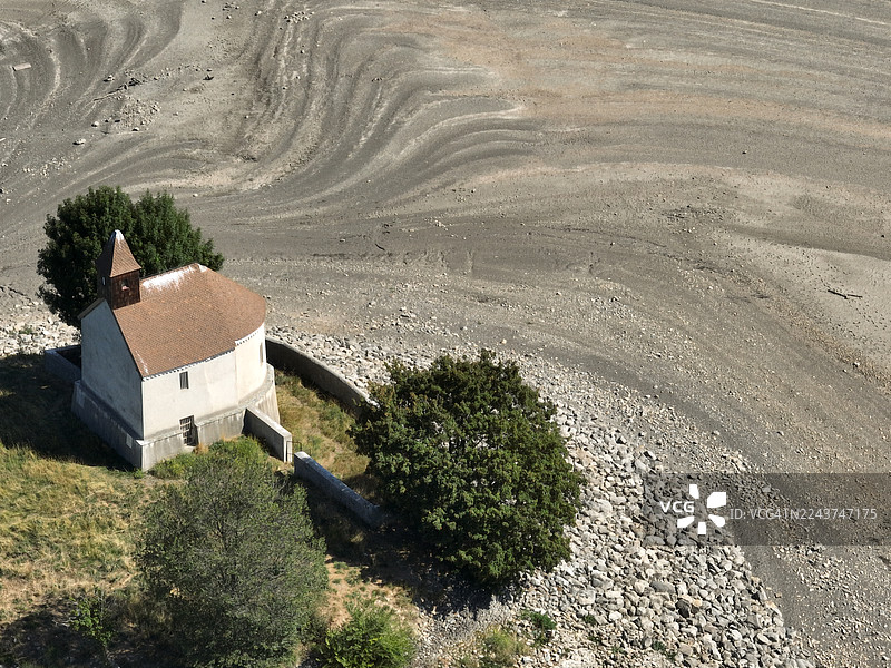 普吕涅尔，塞雷-蓬松湖上的屈朗斯河，湖水排干，圣米歇尔小岛上的12世纪圣米歇尔教堂，上阿尔卑斯省，法国图片素材