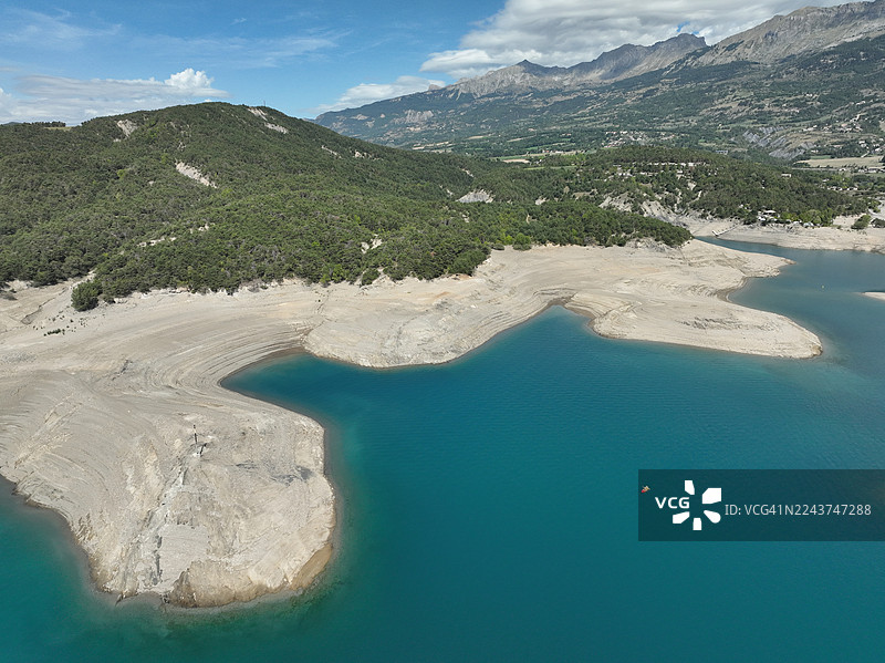 普吕尼耶，塞雷-蓬松湖畔的迪朗斯河，湖泊排干，圣米歇尔小岛上的12世纪圣米歇尔教堂，上阿尔卑斯省，法国图片素材