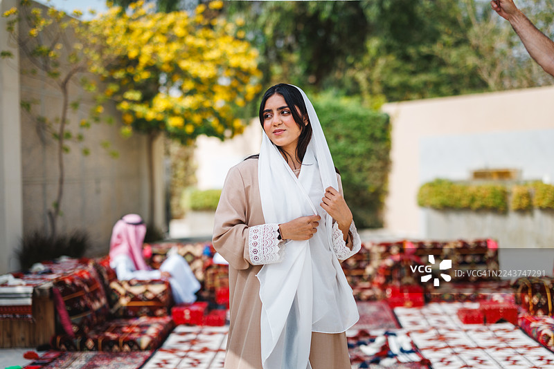 穿着得体的年轻中东女性享受户外聚会图片素材