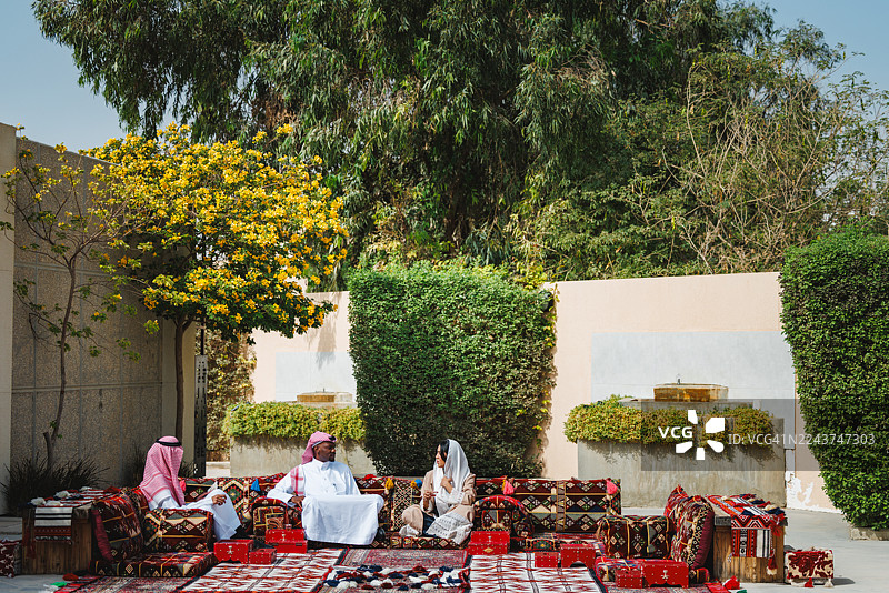 在传统聚会麦吉利斯上，阿拉伯人正在轻松交谈图片素材