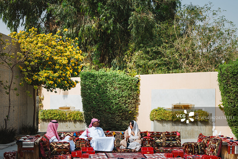 中东成年人在传统户外聚会场所交谈图片素材