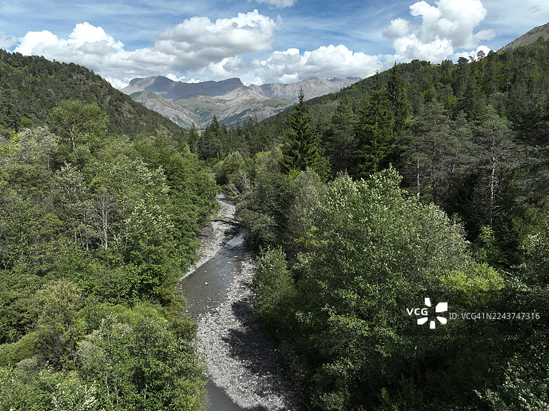 法国上普罗旺斯阿尔卑斯省塞雷-蓬松湖以南的勒韦尔内村山地景观图片素材