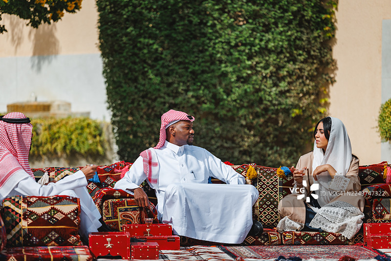 中东人在传统的阿拉伯社交聚会上享用茶点图片素材