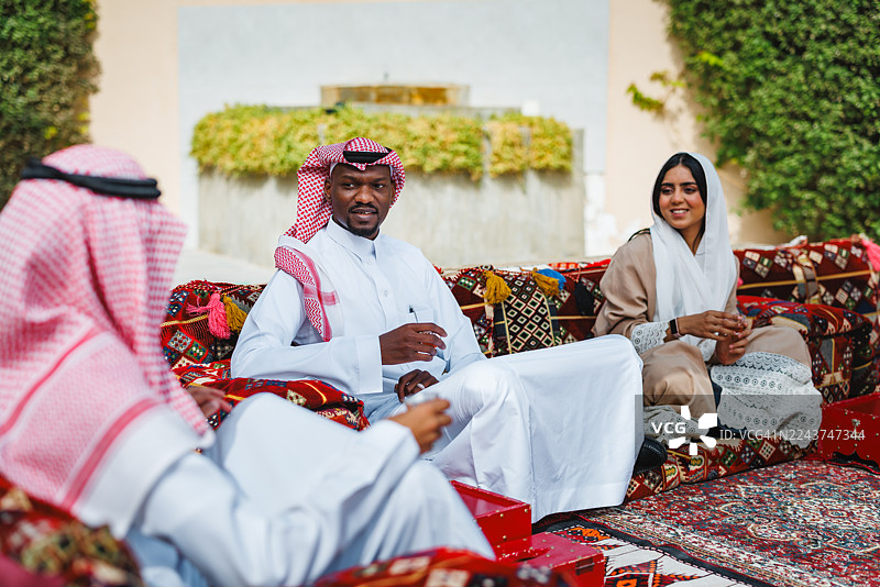 中东男女在传统户外环境中共享咖啡图片素材