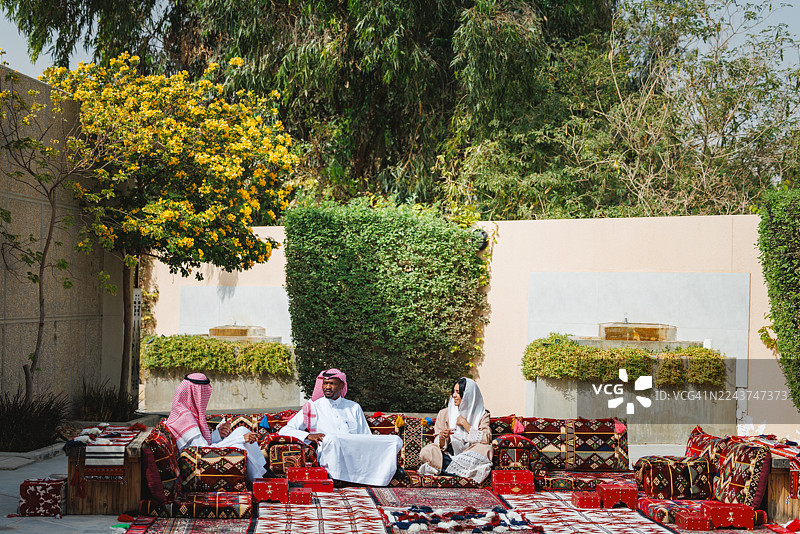 中东人在传统阿拉伯社交聚会的马吉利斯（Majlis）中愉快地交谈图片素材