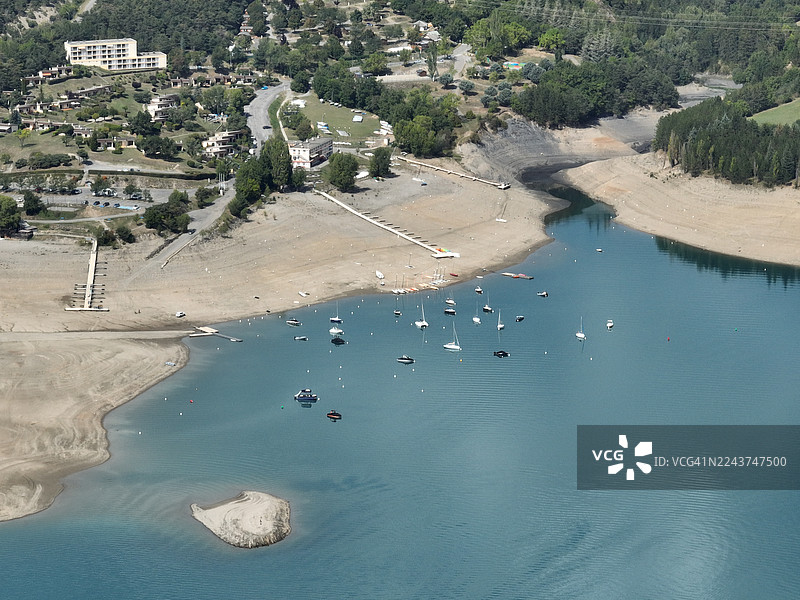 法国上阿尔卑斯省蓬蒂斯，朝向索兹杜拉克方向的塞雷蓬松湖图片素材