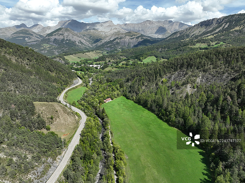 法国上普罗旺斯阿尔卑斯省，塞雷-蓬松湖以南的勒韦尔内村山景图片素材