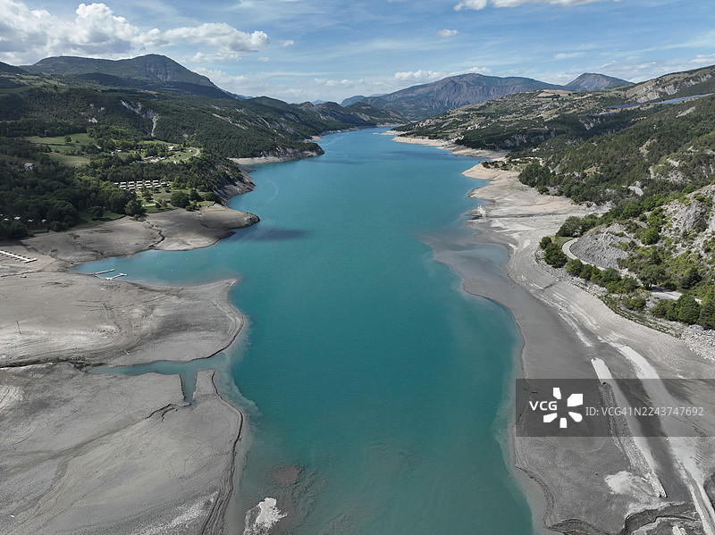 2022年法国上阿尔卑斯省的干旱导致乌拜河在塞雷-蓬松湖入口处干涸图片素材