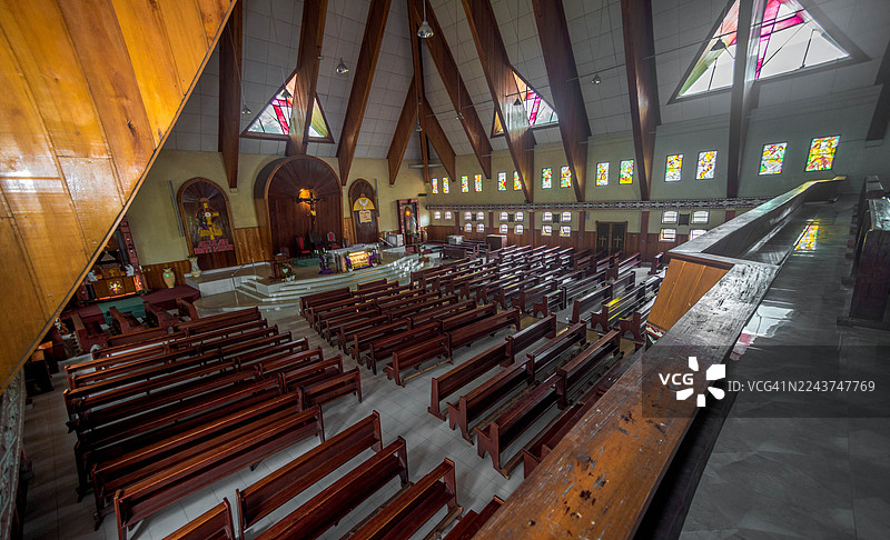 空荡荡的长椅在教堂里图片素材