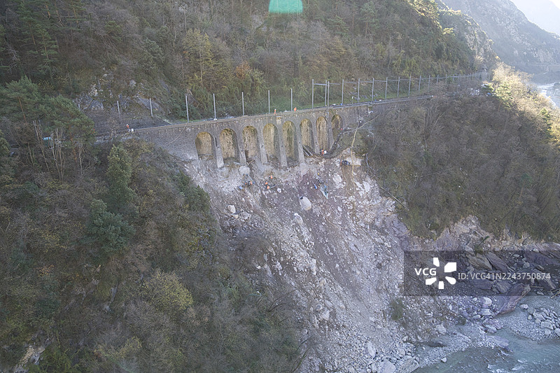 法国滨海阿尔卑斯省丰唐罗亚河谷，为承载铁路桥的墙体提供支撑的工程图片素材