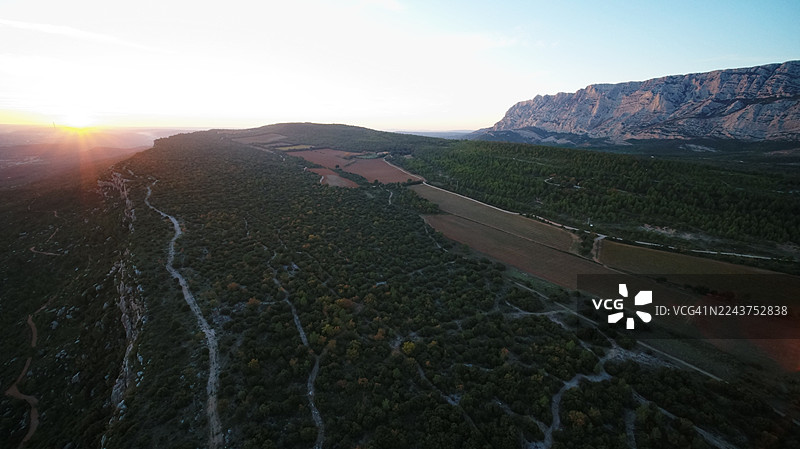 法国罗讷河口地区，夕阳下的圣维克多山，普罗旺斯地区艾克斯图片素材