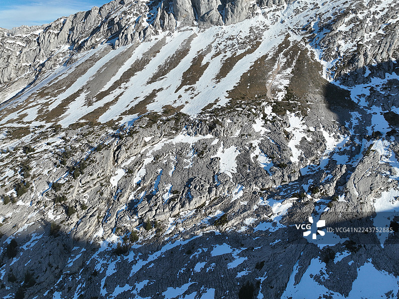 弗雷龙地区自然公园（Vercors Regional Natural Park）雪景，科朗松昂弗雷龙（Correncon en Vercors），全景悬崖，伊泽尔省，法国图片素材