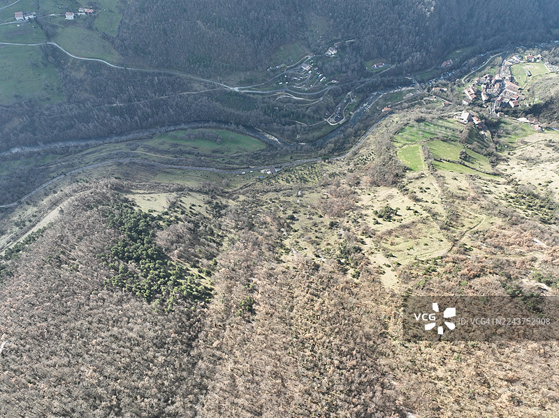 法国德龙省韦尔科尔地区自然公园，从科朗什洞穴眺望普雷勒悬崖的远景图片素材