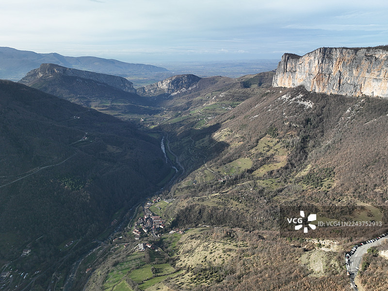 法国多姆地区，从绍朗什洞穴远眺韦尔科尔地区自然公园，普雷勒崖壁全景图片素材