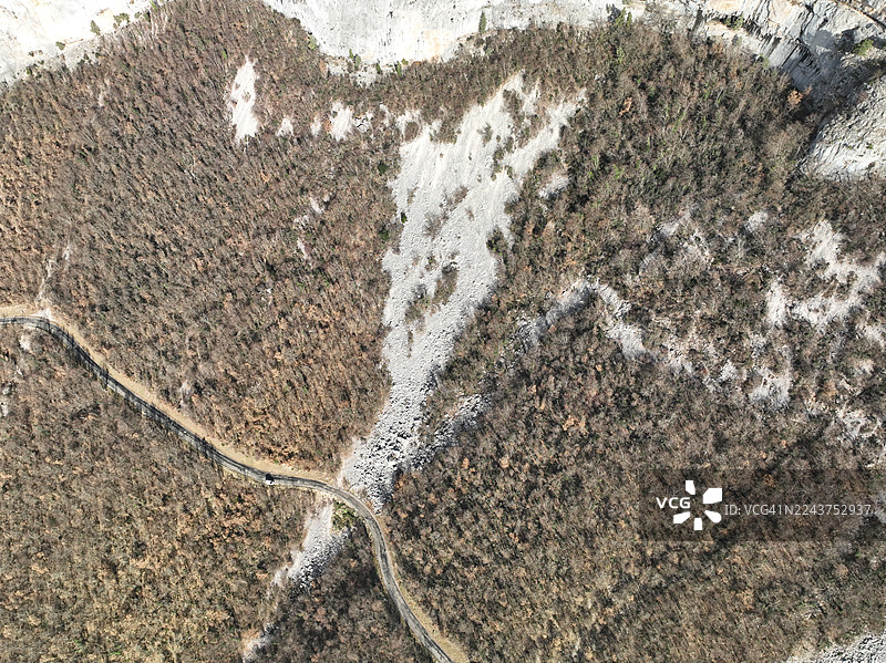 法国德龙省韦科尔地区自然公园，从肖朗什洞穴眺望普雷勒悬崖的远景图片素材