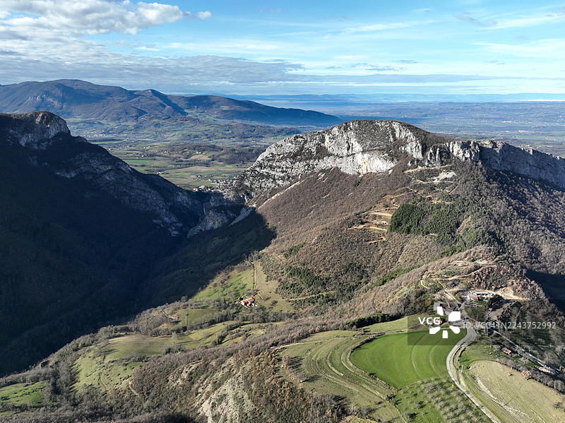 法国伊泽尔省夏特吕斯地区的韦尔科尔地区自然公园和山谷，全景悬崖图片素材