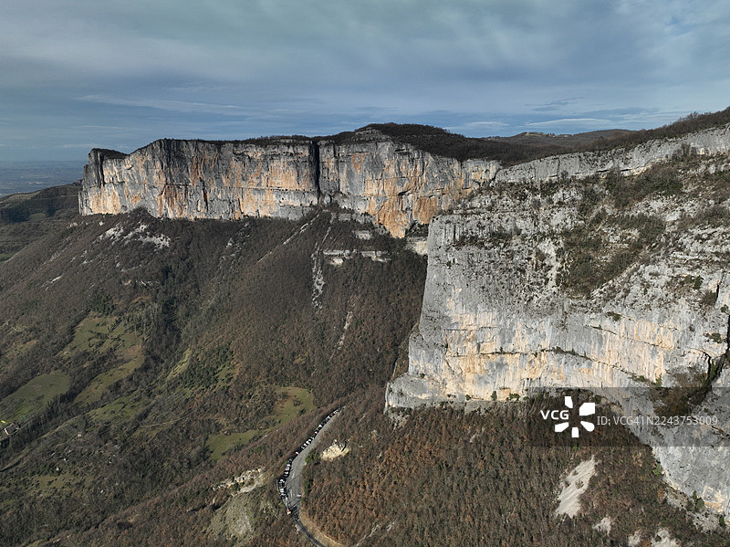 法国德龙省韦科尔地区自然公园，从肖朗什洞穴远眺普雷勒悬崖的全景图片素材