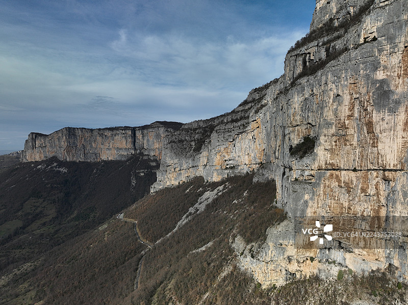 法国德龙省，从科朗什溶洞远眺韦尔科尔地区自然公园，俯瞰普雷勒悬崖的全景图片素材