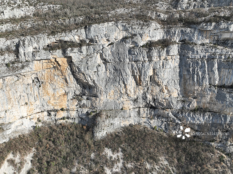 法国德龙省韦尔科尔地区自然公园，从肖朗什洞穴远眺普雷勒悬崖的全景图片素材