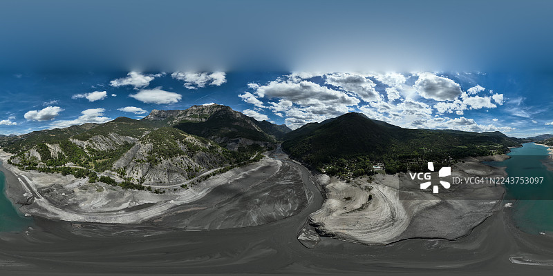 2022年法国上阿尔卑斯省塞雷-蓬松湖入口处，乌拜河因干旱而干涸图片素材