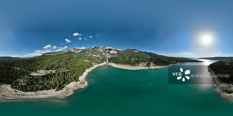 2022年干旱期间，法国瓦尔省韦尔东地区自然公园圣十字湖的水位下降图片素材