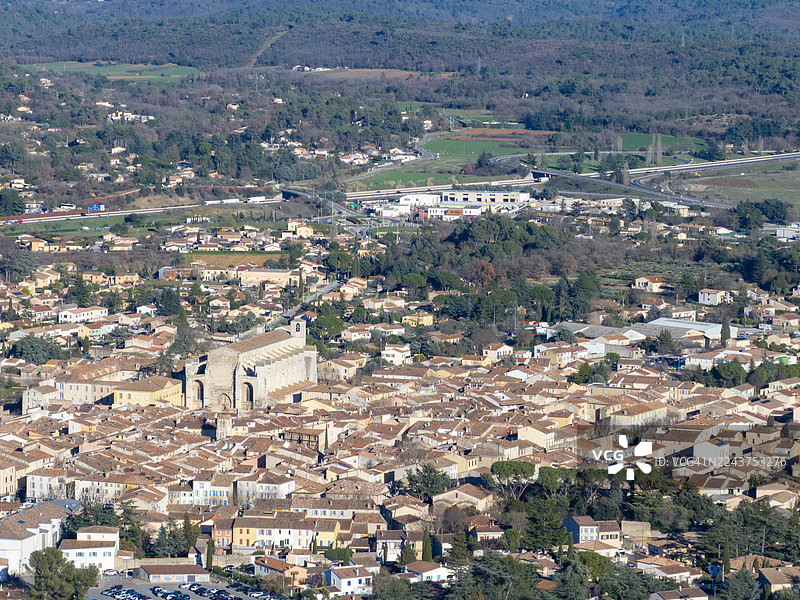 法国瓦尔省圣马克西姆拉圣博姆镇的冬季景象图片素材